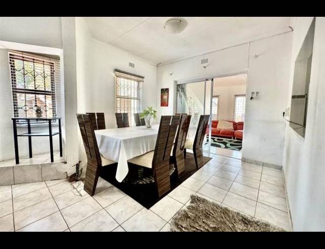 6 BEDROOM HOUSE FOR SALE IN GLENVISTA
